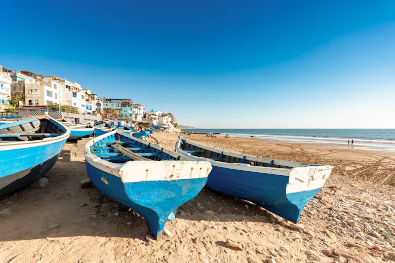 Boote am Strand von Taghazout, Marokko.

