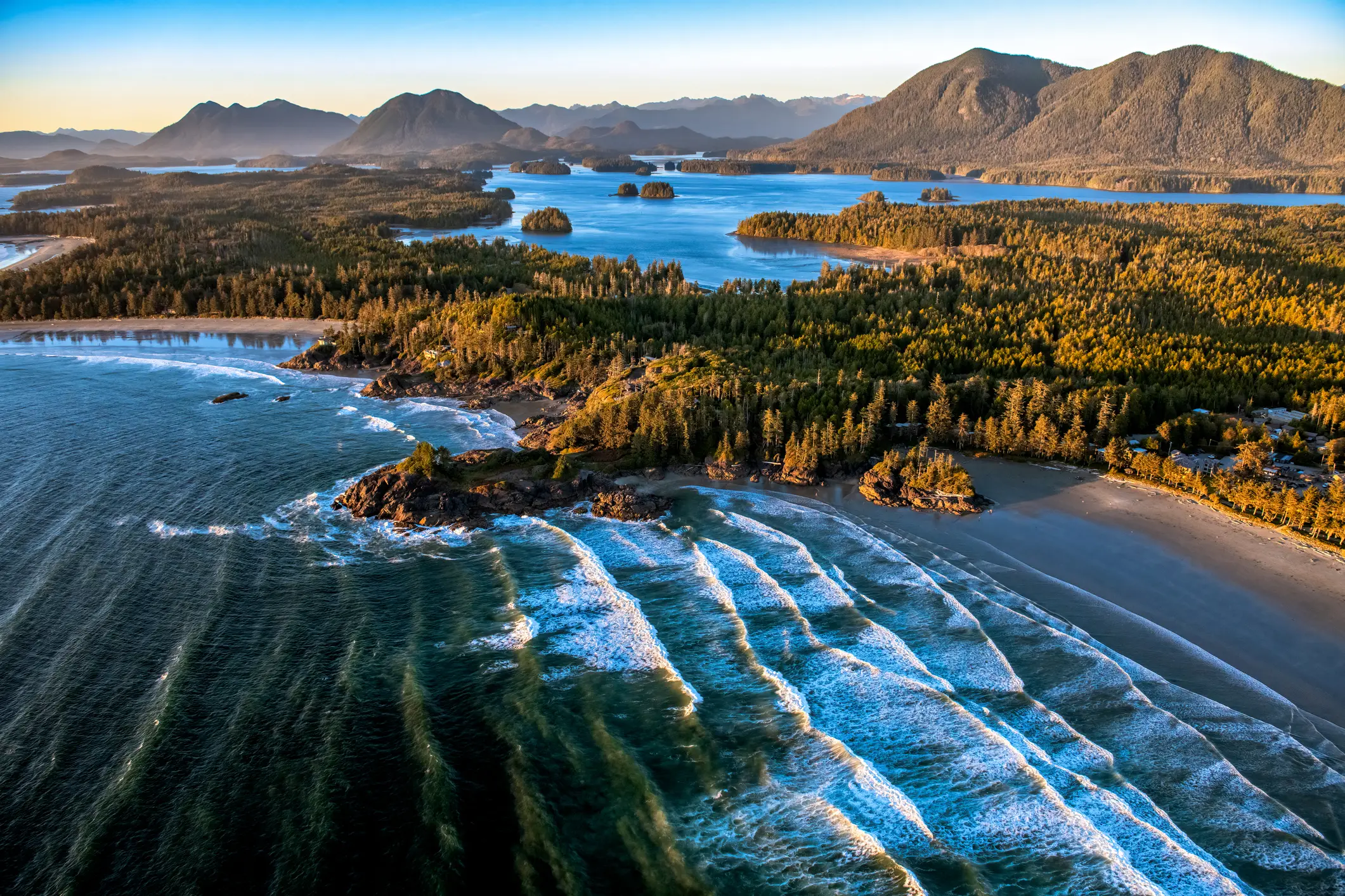 Luftaufnahme von Cox Bay Beach, Tofino, British Columbia.

