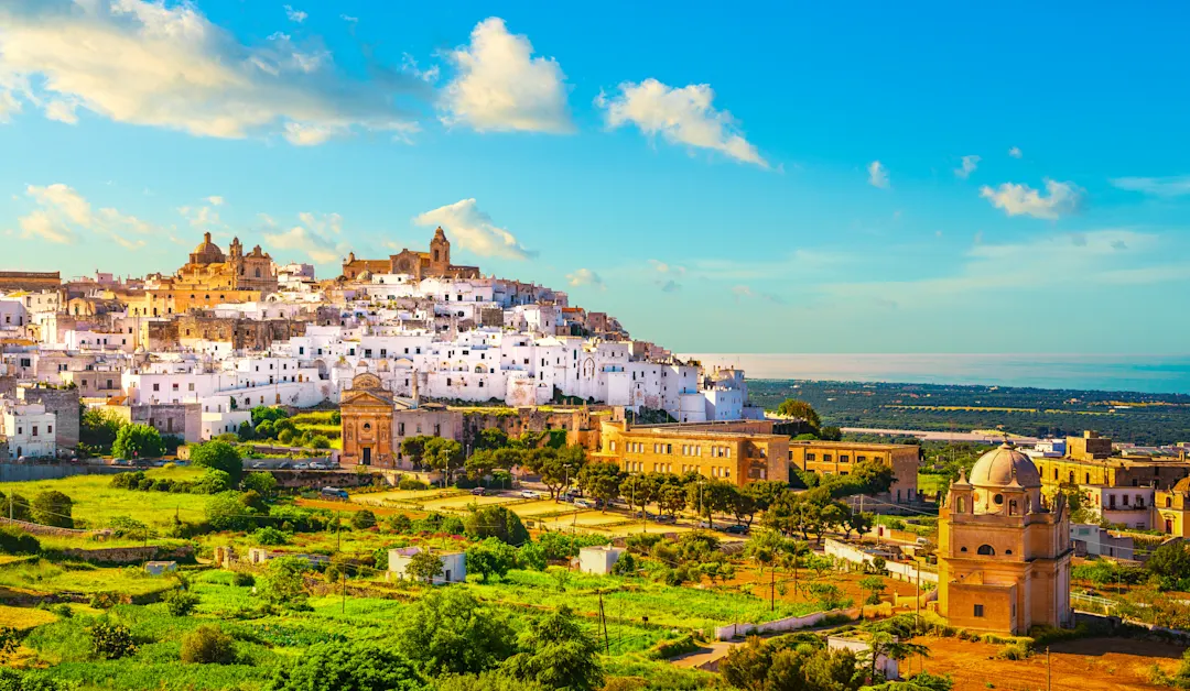 Ostuni weiße Stadt Skyline und Kirche, Brindisi, Apulien, Italien.