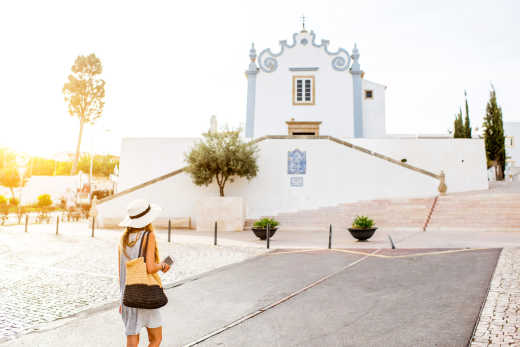 Eine Frau in der Stadt von Albufeira, Algarve, Portugal

