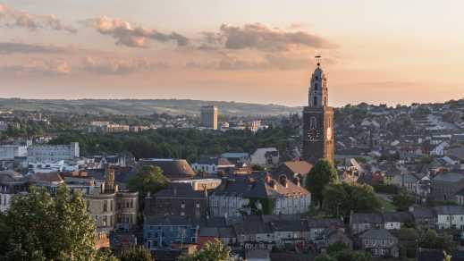 Uitzicht over de stad Cork, Ierland, bij zonsondergang