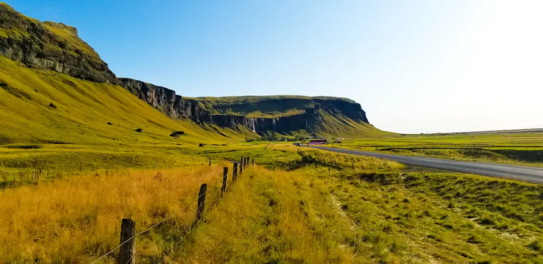 K'lfafell, Ostisland: Blick auf Route 1 mit Wasserfall, Klippe im September

