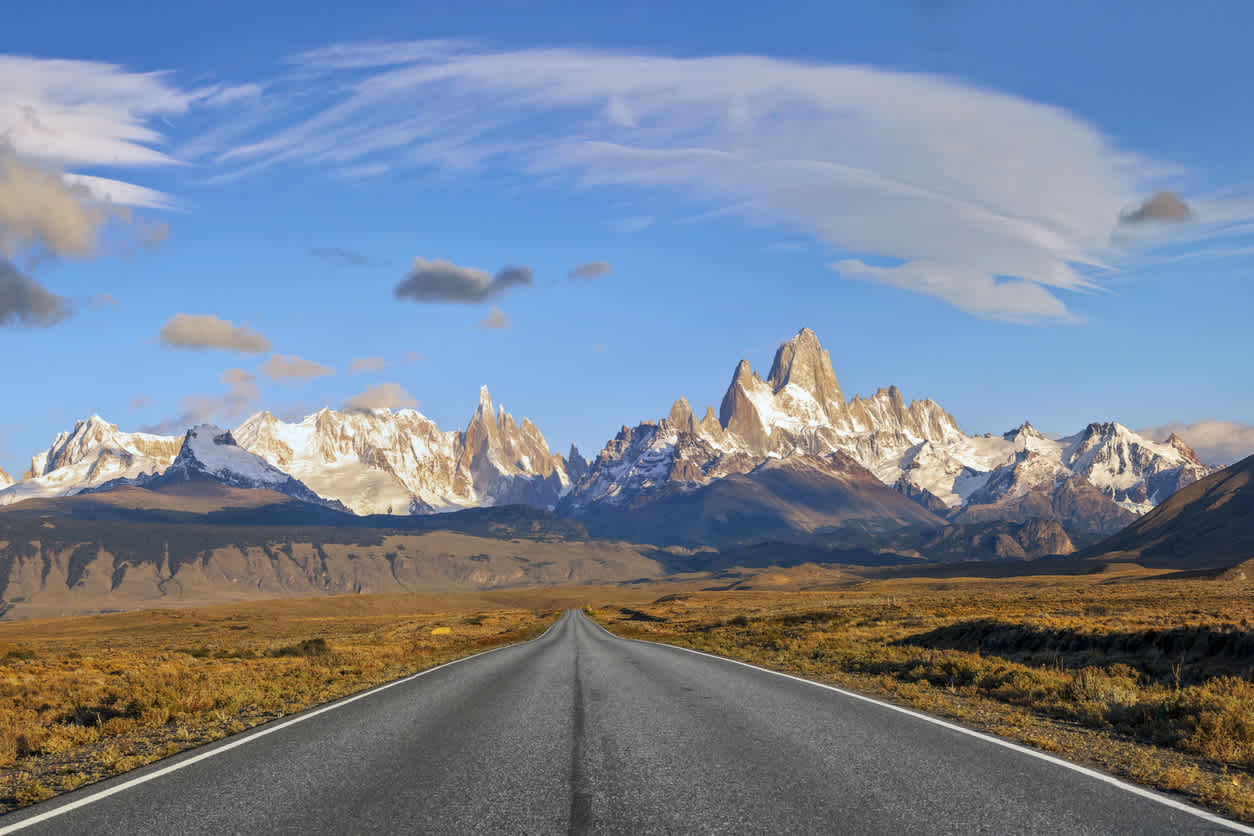 Straße zu El Chalten in Patagonien mit Fitz Roy bei Sonnenaufgang