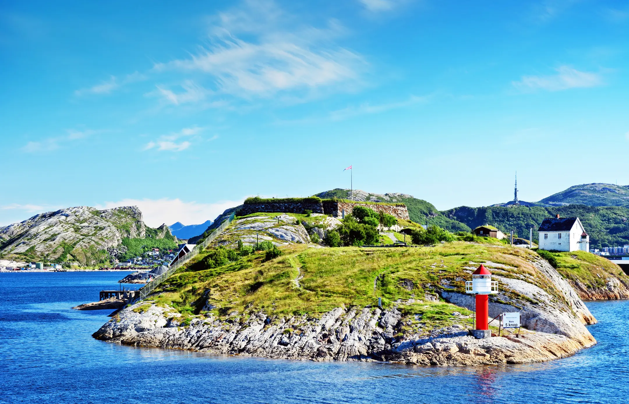 Blick auf den Nyholmen alter Leuchtturm und Bastion in Bodo, Norwegen

