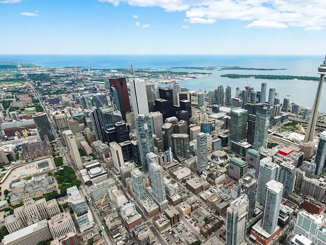 Luftaufnahme von Toronto mit CN Tower und Wolkenkratzern. Toronto, Ontario, Kanada.
