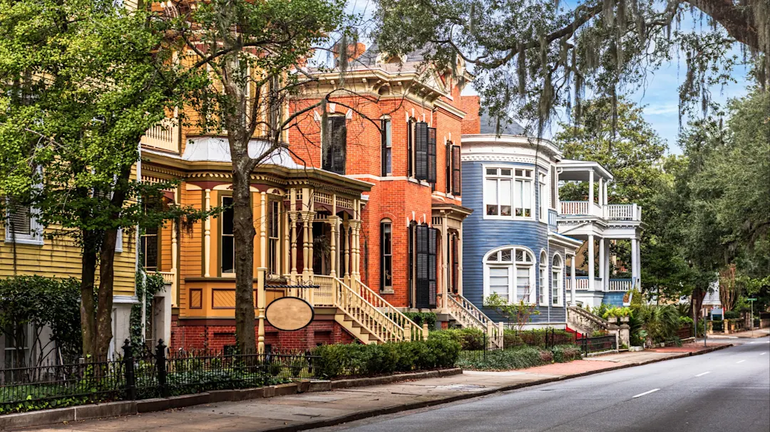 Farbenfrohe historische Häuser in einer charmanten Straße mit Bäumen. Savannah, Georgia, Vereinigte Staaten.