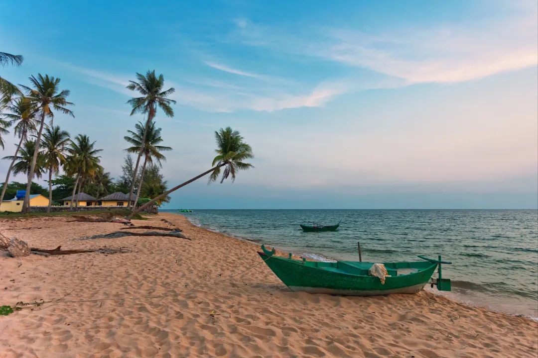 Boot an einem Strand auf Phu Quoc, Thailand