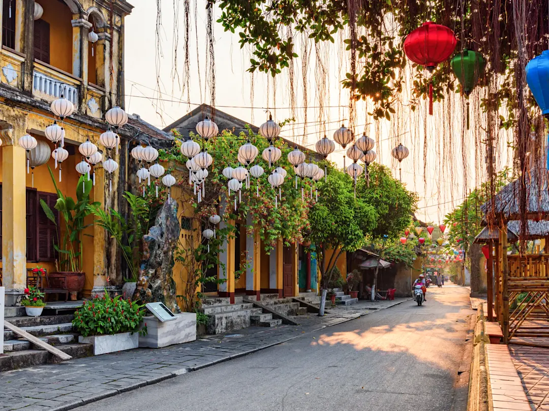 Malerische Altstadt mit traditionellen Laternen bei Sonnenuntergang. Hội An, Quảng Nam, Vietnam.