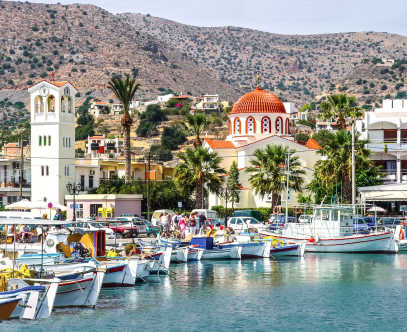 Uitzicht op de kustplaats Elounda op Kreta, Griekenland