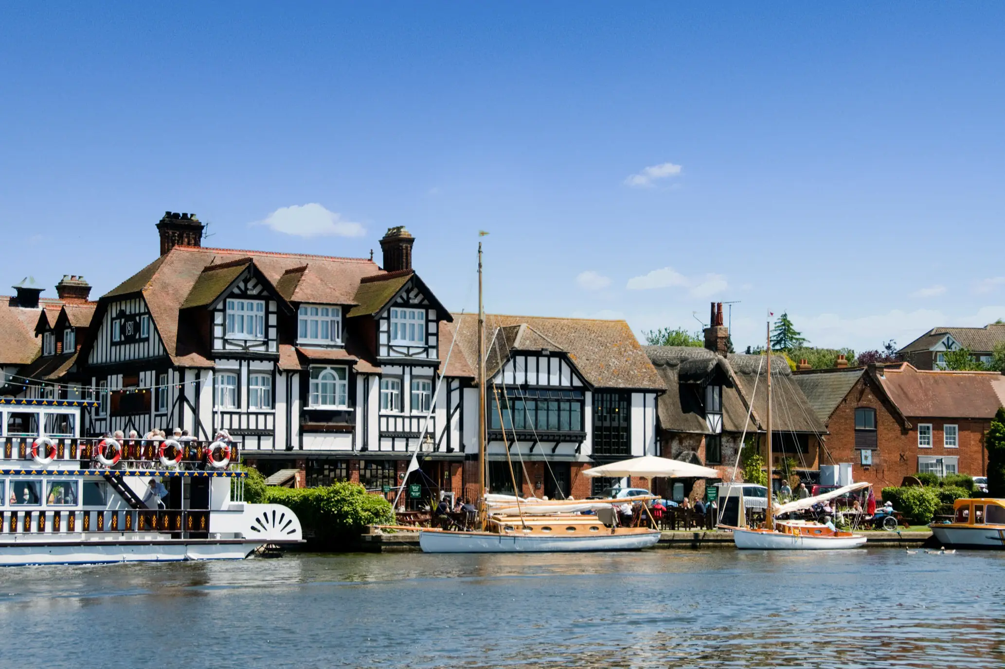 England, Norfolk Broads Fachwerkhäuser und Segelboote am Flussufer