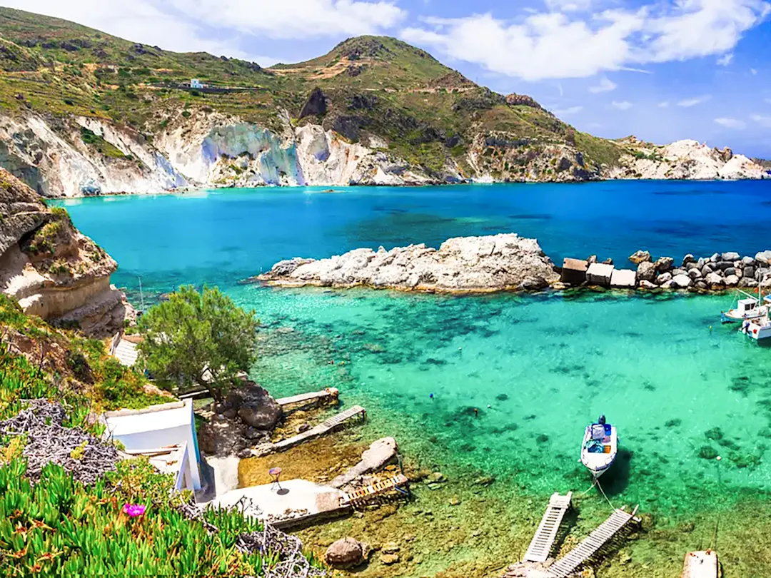 Türkisblaues Wasser und malerische Küste mit Felsen. Milos, Kykladen, Griechenland.