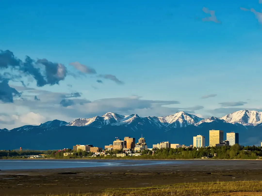 Skyline mit schneebedeckten Bergen im Hintergrund. Whitehorse, Yukon, Kanada.
