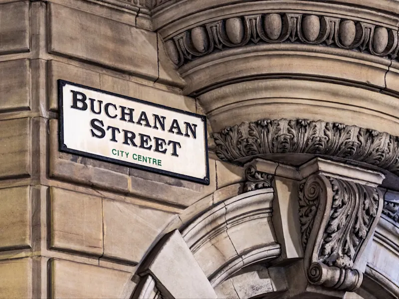 Glasgow, Schottland, Buchanan Street Detailaufnahme eines Straßenschilds der Buchanan Street auf verzierter Steinarchitektur. Glasgow, Schottland, Vereinigtes Königreich.