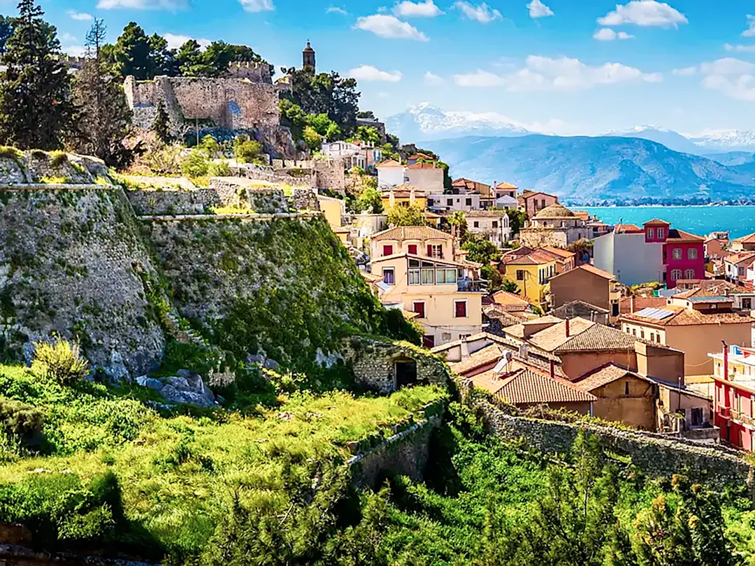 Malerische Altstadt mit venezianischer Festung. Nafplio, Peloponnes, Griechenland.