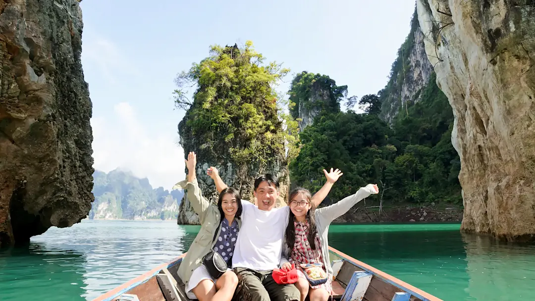 Familie hat Spaß auf einem Boot in Thailand Khao Sok National Park während eines Familienurlaubs. Khao Sok, Thailand.