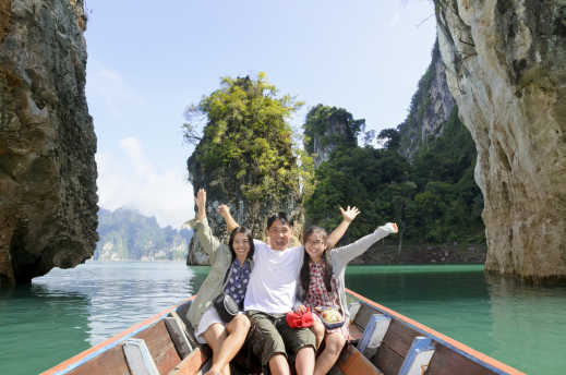 Familie hat Spaß auf einem Boot in Thailand Khao Sok National Park während eines Familienurlaubs
