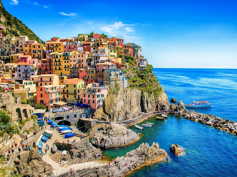 Village côtier avec maisons colorées et port au bord de la mer. Cinque Terre, Italie.