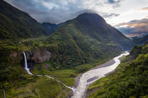 Banos de Agua Santa mit Wasserfall in Ecuador
