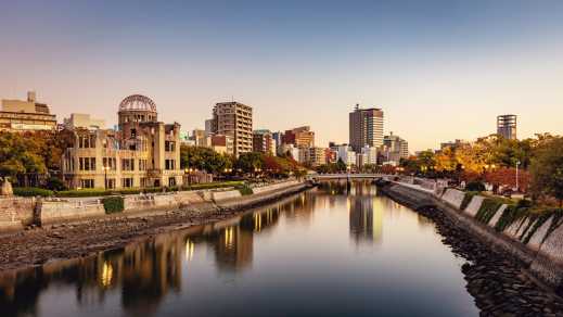 Skyline de Hiroshima, Japon le soir avec le dôme bombardé