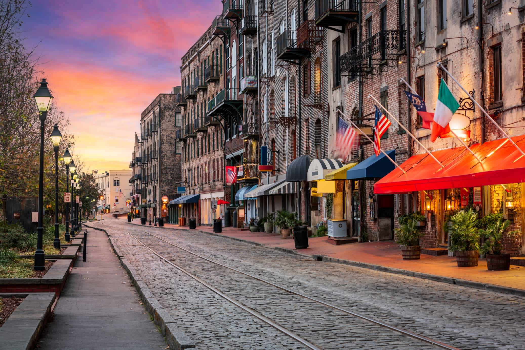 Rue pavée dans le centre historique de Savannah au coucher de soleil