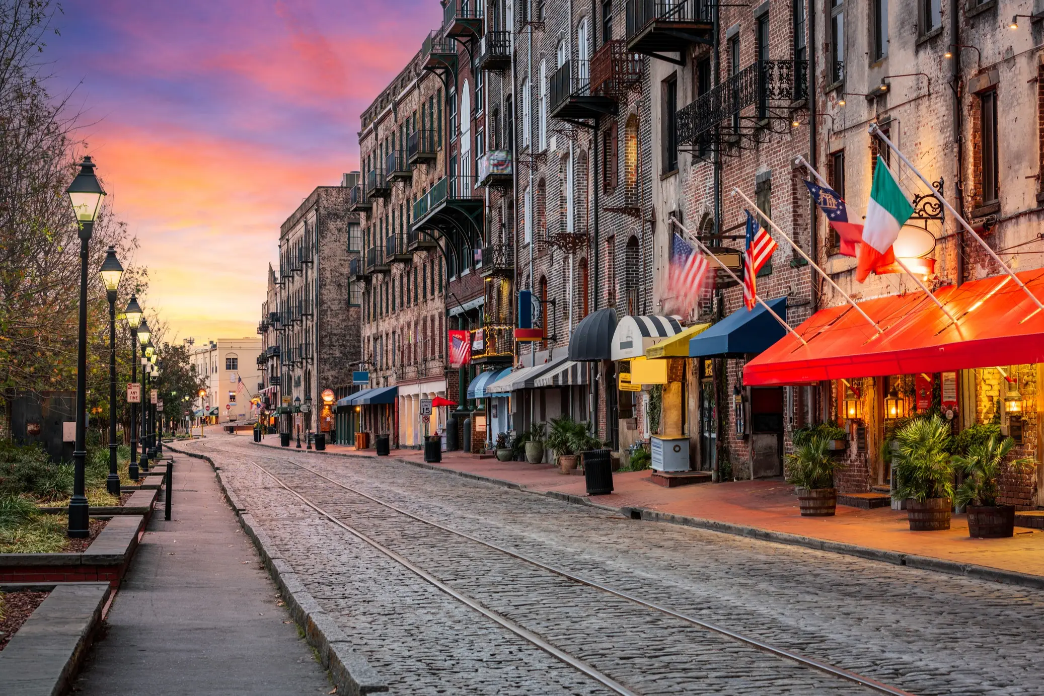 Etats-Unis, Georgia, Savannah Rue pavée dans le centre historique de Savannah au coucher de soleil