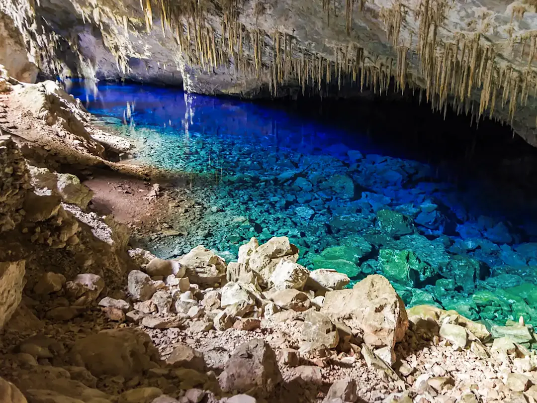 Blaue Lagune in einer Höhle mit Stalaktiten. Bonito, Mato Grosso do Sul, Brasilien.