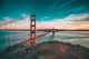 Golden Gate Bridge bij zonsondergang in de baai van San Francisco