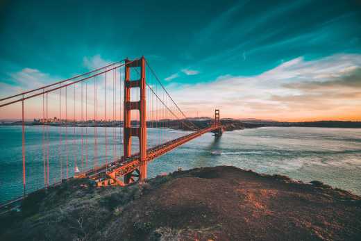 Magnifique vue panoramique sur le Golden Gate Bridge, le pont rouge mythique de San Francisco, lors d'un voyage aux Etats-Unis.