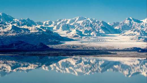 Coucher de soleil sur un paysage enneigé à Anchorage, en Alaska