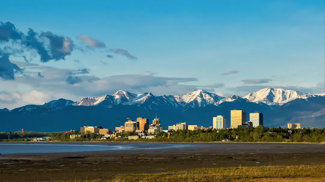 Panoramablick auf Anchorage vor schneebedeckten Bergen. Anchorage, Alaska, USA.