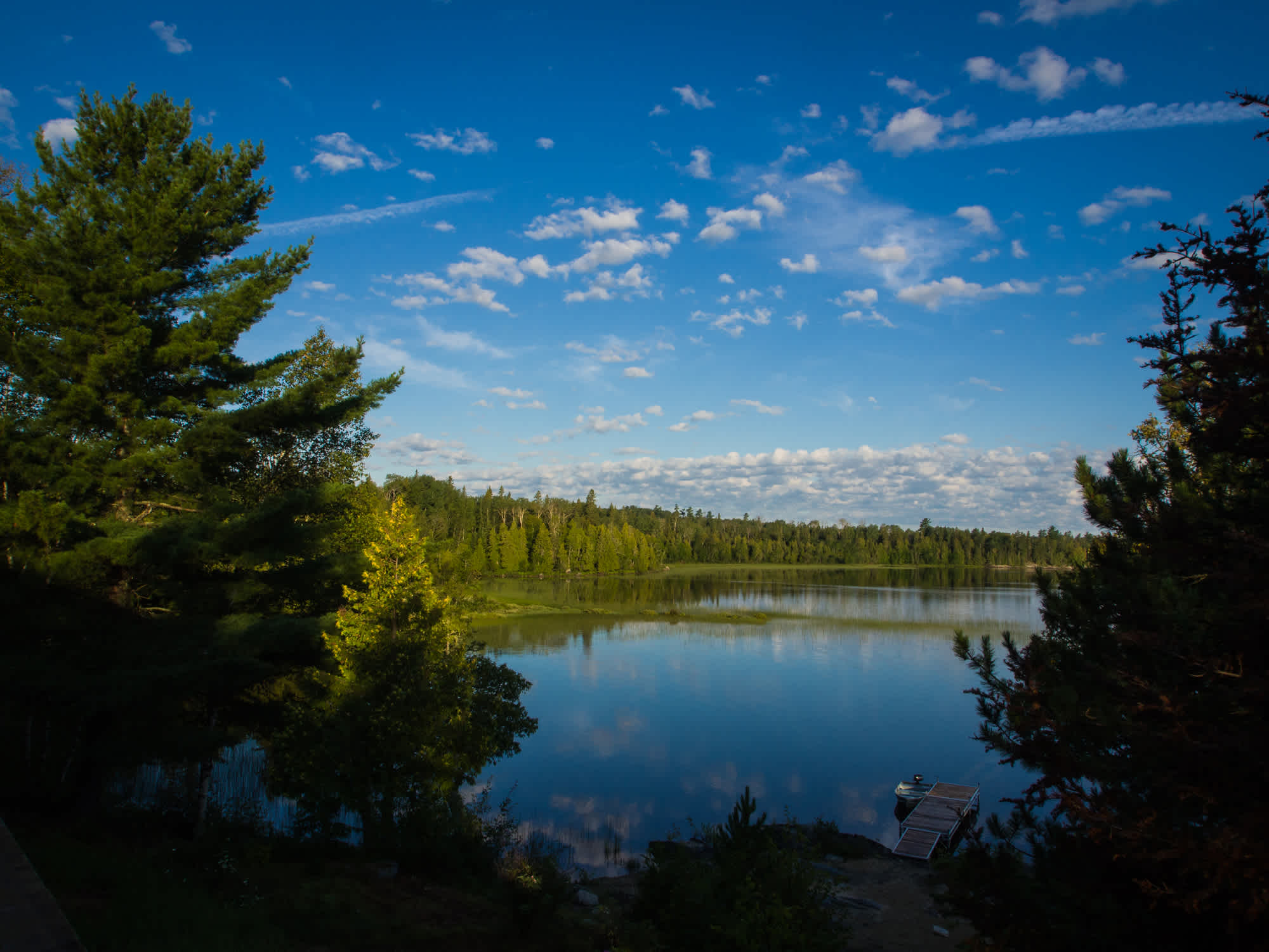 Lieu de pêche tranquille sur un lac du nord, près de Timmins, dans l'Ontario, au Canada.