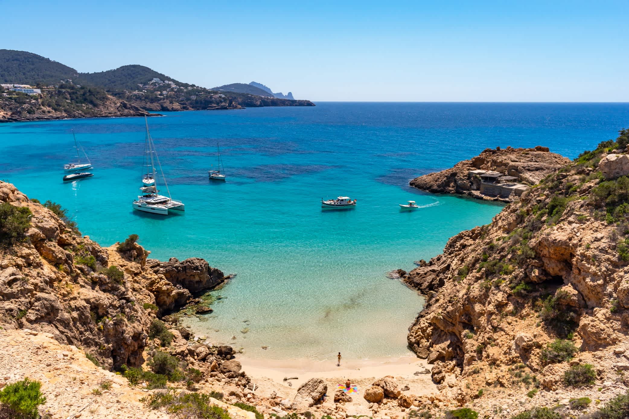 Blick auf eine Bucht mit Booten auf Ibiza.