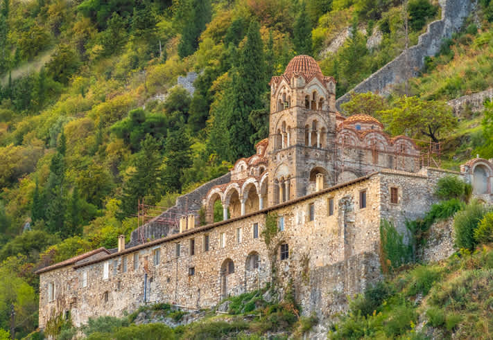 Entdecken Sie die beeindruckenden Ruinen von Mystras während Ihres Urlaubs auf dem Peloponnes.