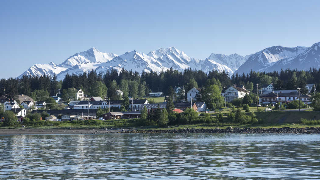 La ville de Haines avec un paysage de montagnes enneigés en Alaska, aux États-Unis.
