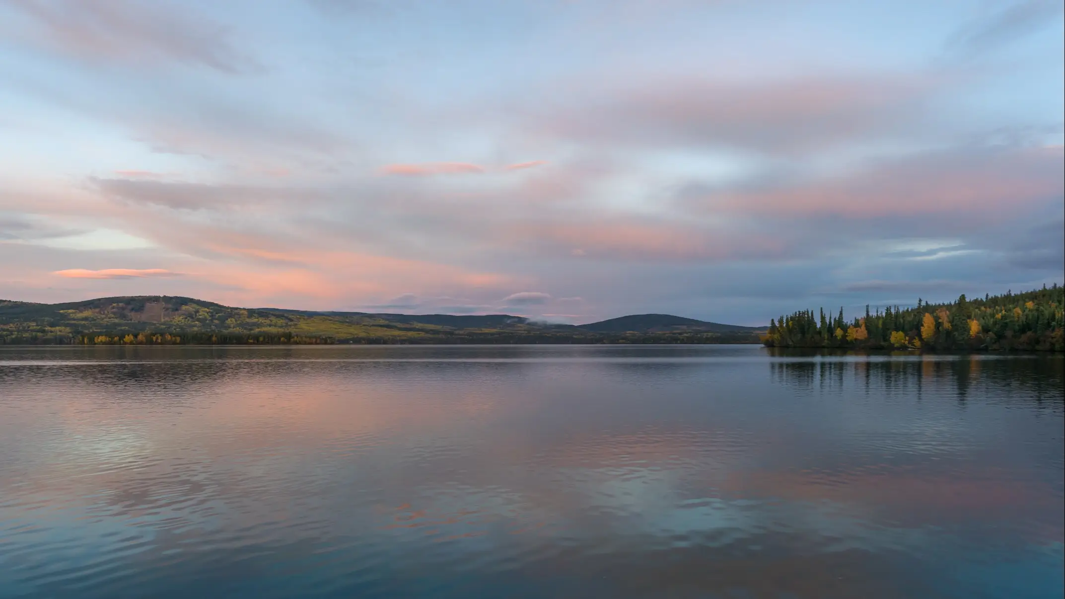 Der Watson Lake in Kanada während des Sonnenuntergangs.