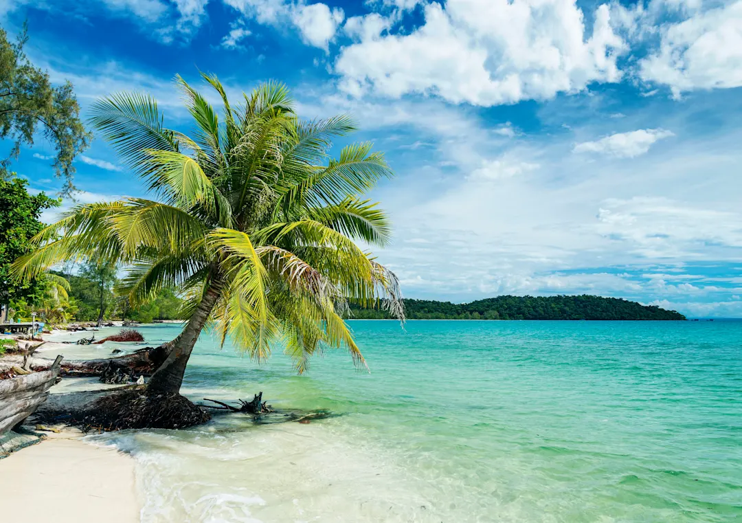 Ein paradiesischer Strand mit türkisfarbenem Wasser und Palmen, Kambodscha