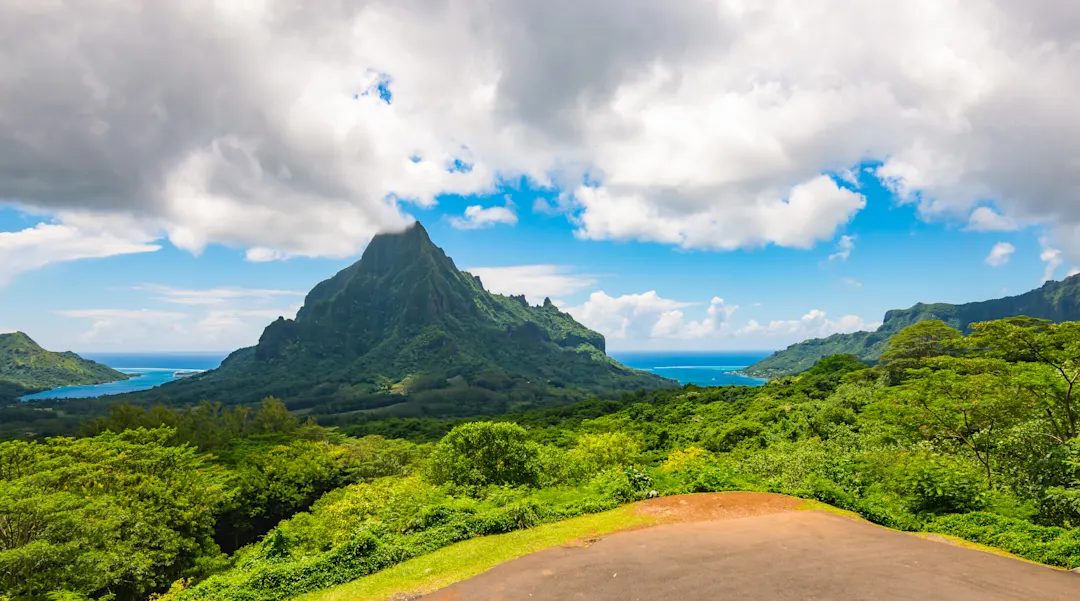 Franzoesisch Polynesien Moorea Belvedere Lookout Atemberaubender Panoramablick auf Berge, Buchten und die grüne landwirtschaftliche Umgebung des Belvedere Lookout auf Moorea.