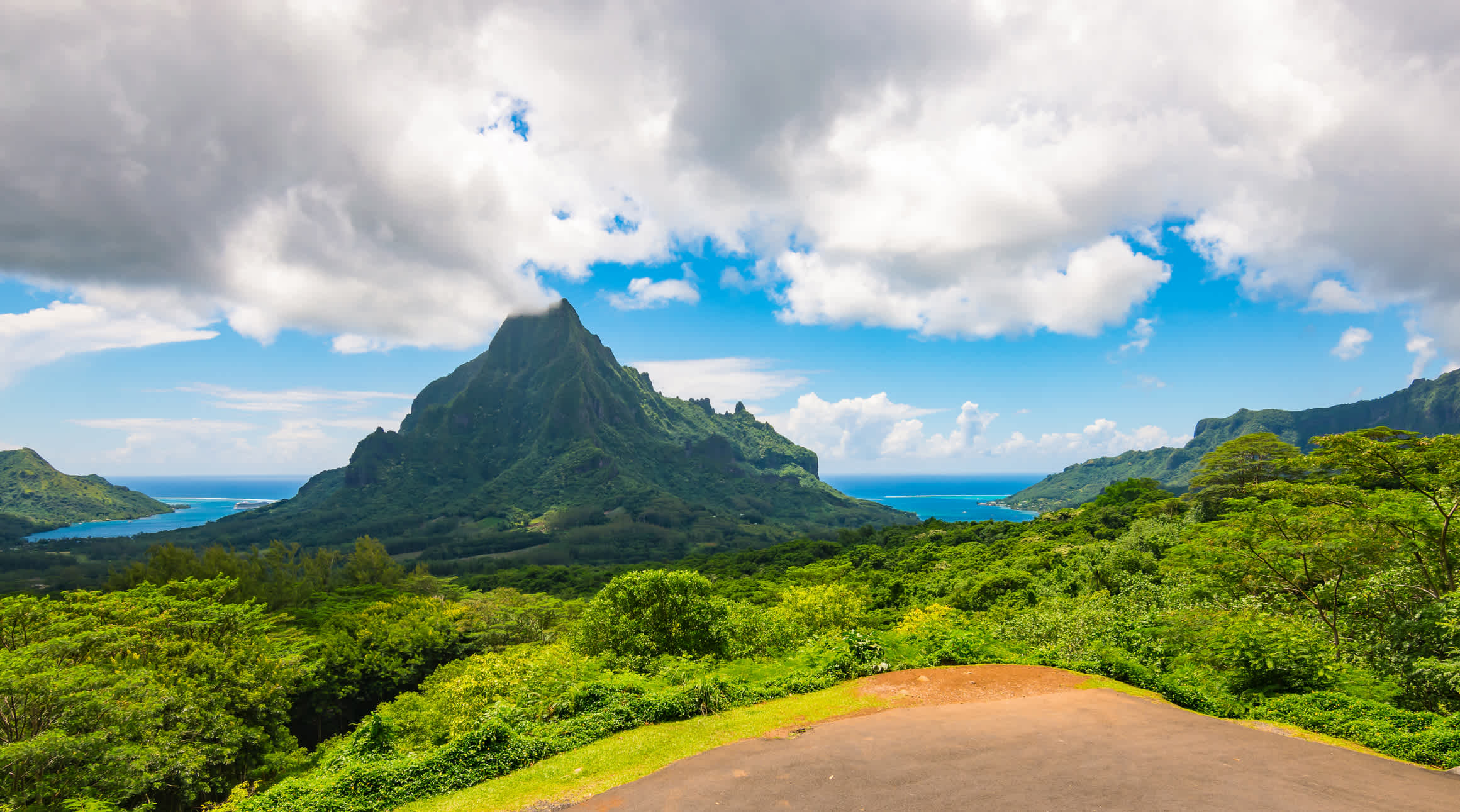 Atemberaubender Panoramablick auf Berge, Buchten und die grüne landwirtschaftliche Umgebung des Belvedere Lookout auf Moorea.