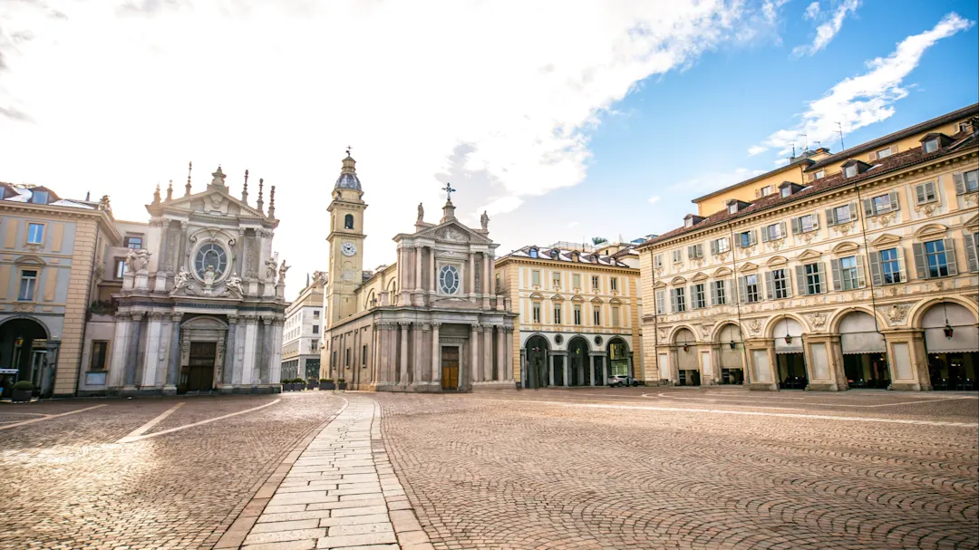 Piazza San Carlo mit barocken Gebäuden und Kirchen, Turin, Piemont, Italien.
