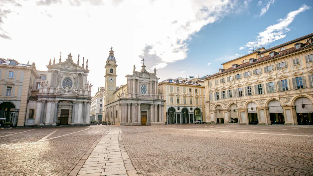 Piazza San Carlo mit barocken Gebäuden und Kirchen, Turin, Piemont, Italien.
