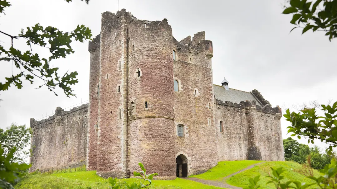 Doune Castle, Stirling, Schottland Blick auf die Burg Doune Castle auf einem grünen Hügel