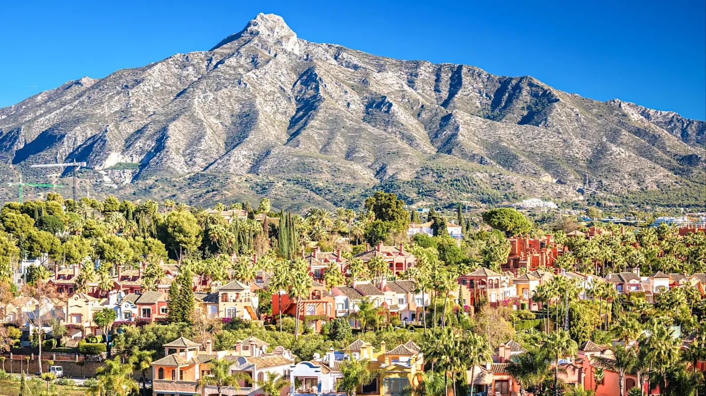 Spanien, Andalusien, Marbella Panoramablick auf charmante Häuser und die Sierra Blanca im Hintergrund. Marbella, Andalusien, Spanien.