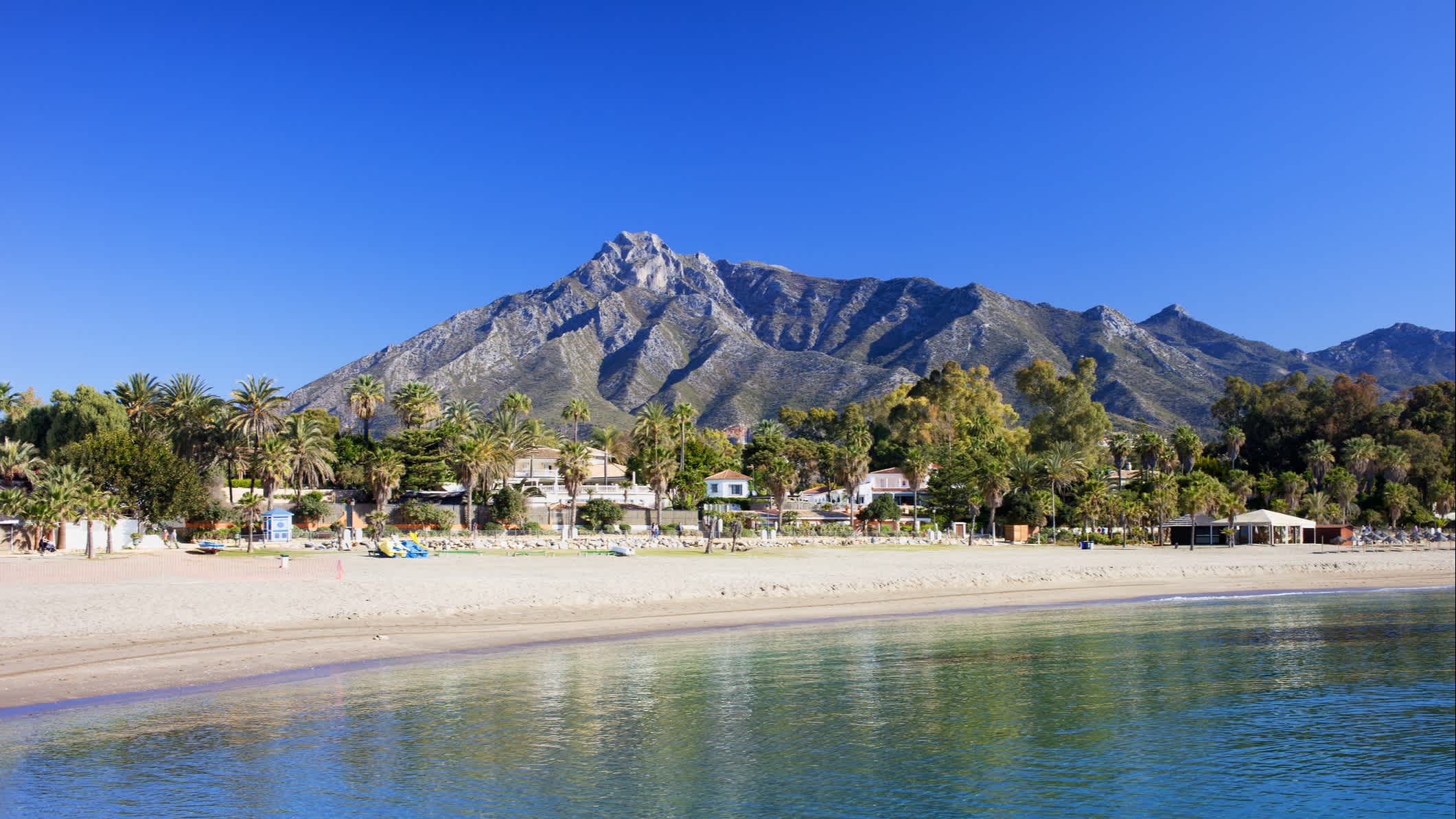 Blick zum Strand in Marbella an der Costa del Sol, Andalusien, Spanien.