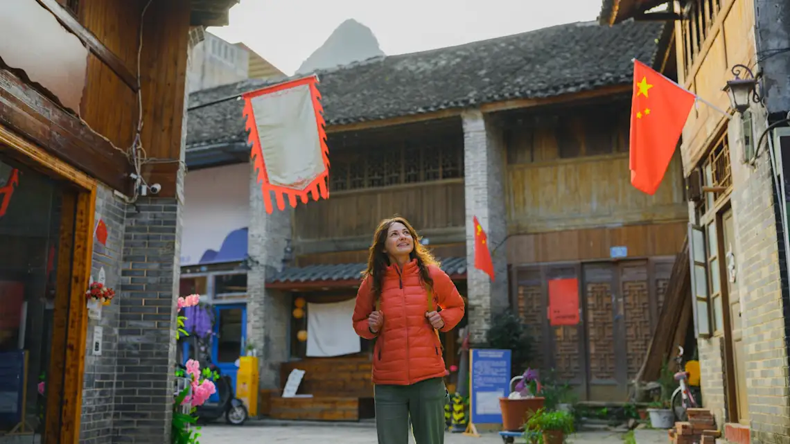 Frau, die in der alten chinesischen Stadt Xingping, Guilin, China geht.

