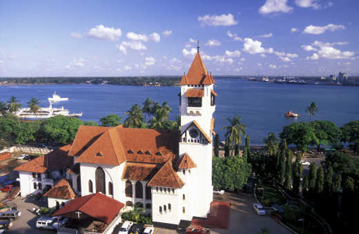 Vue aérienne de la cathédrale Saint-Joseph à Dar es Salaam, en Tanzanie.

