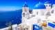 Het eiland Santorini, Griekenland. Oia stad traditionele witte huizen en kerken met blauwe koepels over de caldera, Egeïsche Zee.

