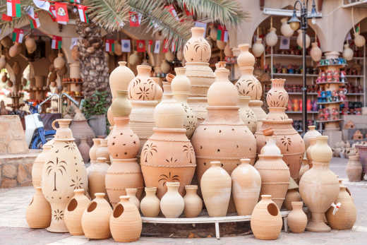 Terrakotta-Töpfe zum Verkauf in Nizwa Souk, Oman.

