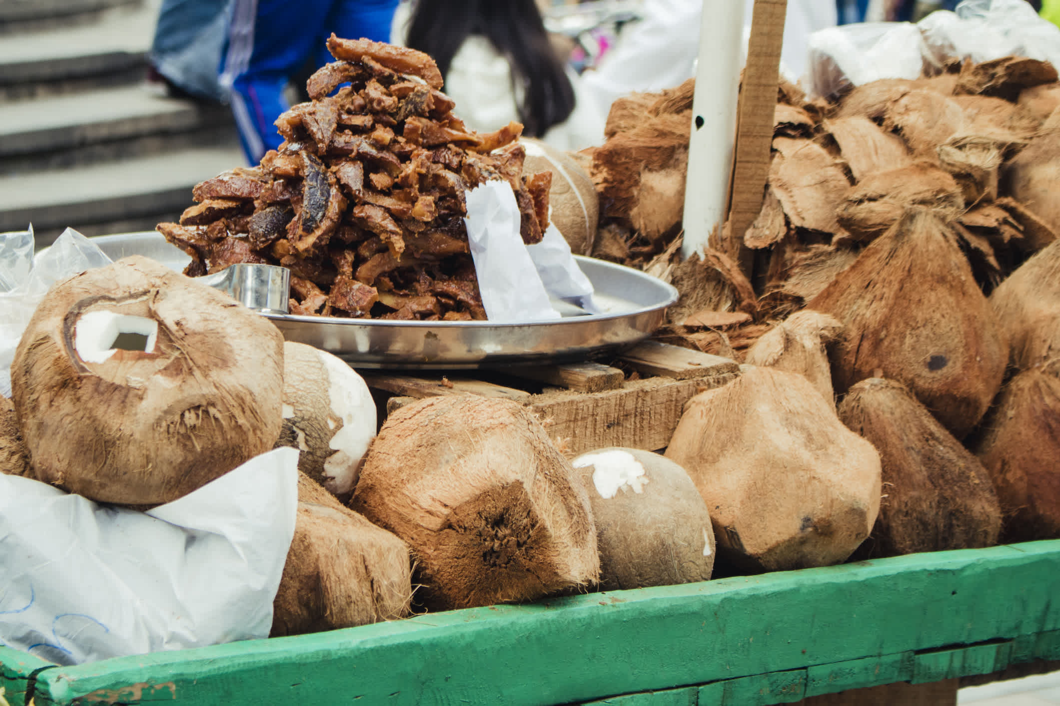 Kokosnüssen an einem kolumbianischen Marktstand.
