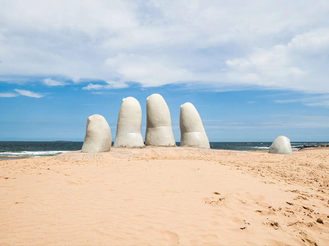 La Mano, ikonische Skulptur von riesigen Fingern im Sand von Playa Brava. Punta del Este, Maldonado, Uruguay.