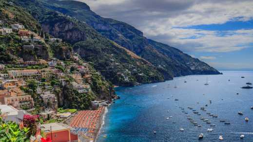 Positano Stadt und Strand Grande, Amalfiküste, Italien.